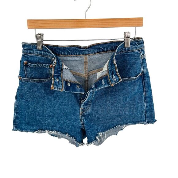 Levi’s 501 cut off medium wash button fly shorts size 30 - Picture 3 of 9